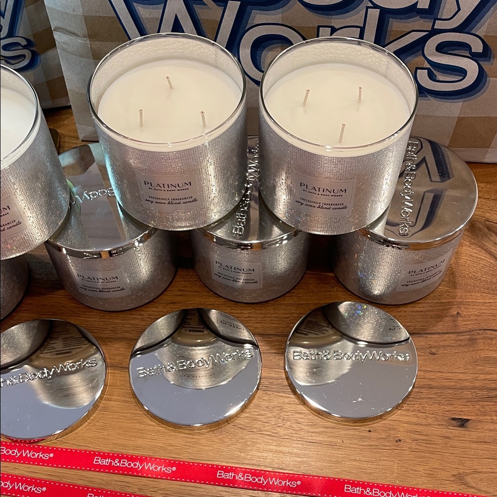 Bath & Body Works Platinum 3 wick Candle - Silver - Picture 4 of 4